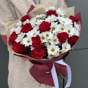 Букет Спеши Любить из роз и хризантемы