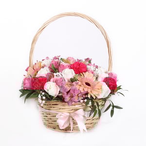 Корзина с цветами «Огромный подарок» из роз и альстромерий