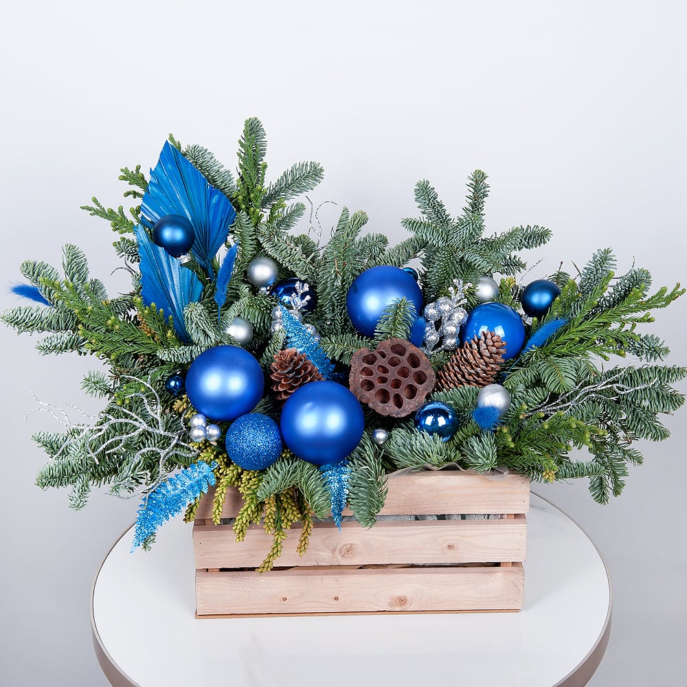 Коробка с цветами «Сияние сапфиров»