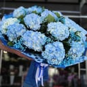Букет с голубыми гортензиями