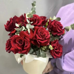 Шляпная коробка с цветами «Розы бархатные с эвкалиптом в коробке»
