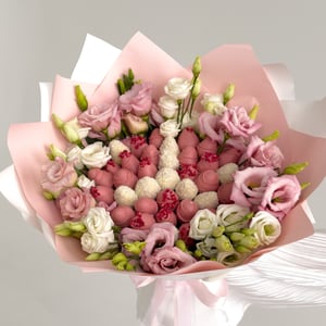 Клубника в шоколаде с цветами Марго