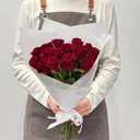 Букет из 15 красных роз в белой упаковке