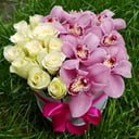 Шляпная коробка с цветами «Необыкновенная» из роз и орхидей