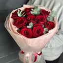 Букет красных роз с эвкалиптом