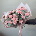 Букет из розовых гвоздик с эвкалиптом