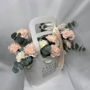 Коробка с цветами «Композиция из 11 нежных гвоздик»