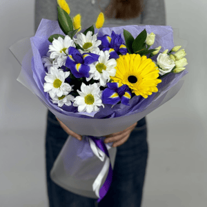 Букет «Тюльпариум» из ирисов и эустом