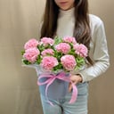 Шляпная коробка с цветами «Коробка с розовыми гвоздиками»