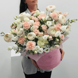 Ранункулюсы шляпной коробочке