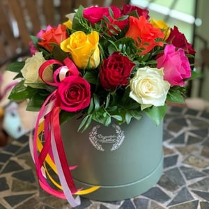 Шляпная коробка с цветами «Взрыв эмоций» из роз