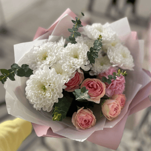 Букет «Кустовая роза хризантема гвоздика эвкали»