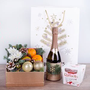 Подарочный набор «Снежный вихрь с безалкогольным шампанским» из хризантем