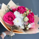 Букет «Весенний день» из гвоздик и роз