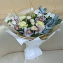 Букет «Ванильное небо» из гвоздик и орхидей