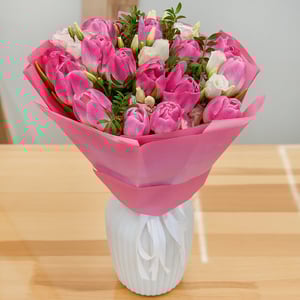 Букет «Весеннее чувство» из тюльпанов и эустом