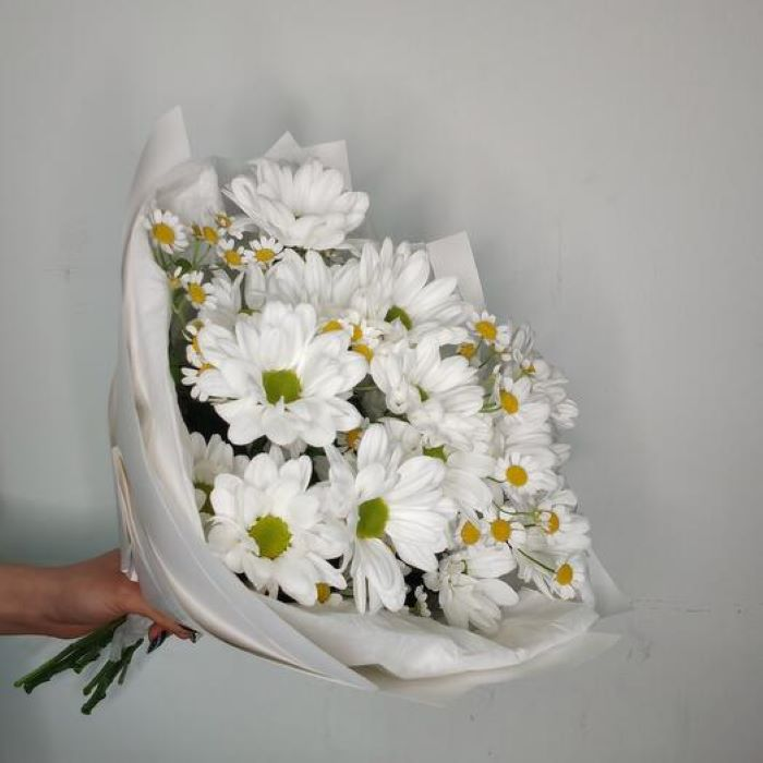 Букет из хризантемы и матрикарии