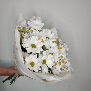 Букет из хризантемы и матрикарии