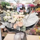 Букет «Сюрприз» из эустом и роз