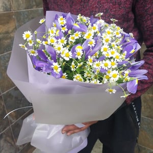 Букет «Летнее поле» из ирисов и ромашек