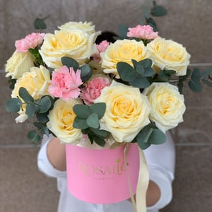 Шляпная коробка с цветами «Букет Глори» из роз и гвоздик