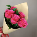 5 роз с зеленью в стильном букете