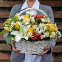 Корзина с цветами «Созвездие любви» из роз и лилий