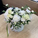 Шляпная коробка с цветами «Мини Коробочка 2» из гвоздик и роз