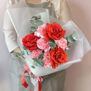 Авторский букет с розами и диантусами из гвоздик