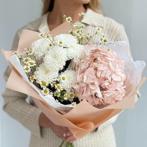 Букет с розовой гортензией и хризантема