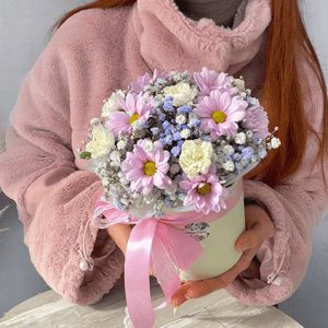 Шляпная коробка с цветами «Нежный узор» из хризантем и гвоздик