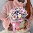 Шляпная коробка с цветами «Нежный узор» из хризантем и гвоздик