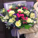 Букет в стильном оформлении из роз и эустом