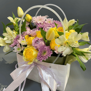 Букет в сумочке Бриз из роз и хризантем