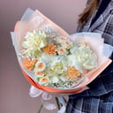 Кремовый букет с французкими розами 021 из гвоздик и хризантем