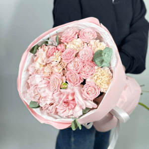 Букет «Облачная любовь» из гвоздик и гортензий