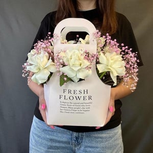 Коробка с цветами «Сумочка с французской белой розой»