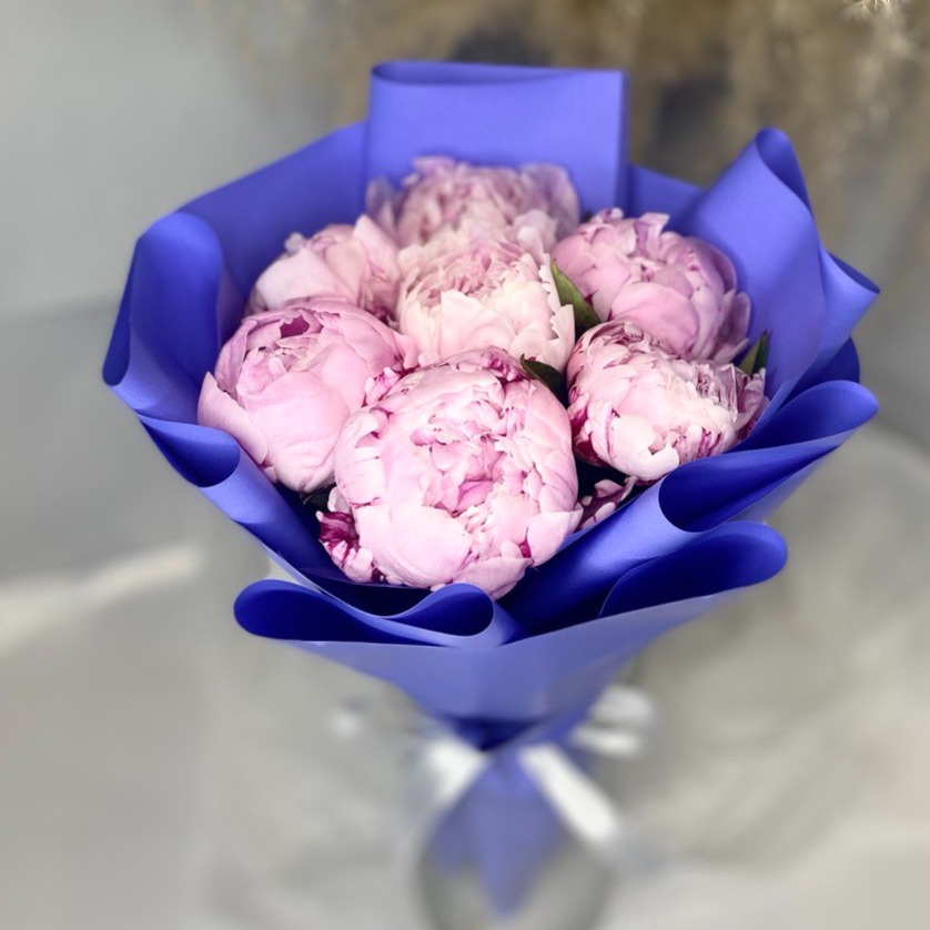 Букет «7 пионов в яркой упаковке»