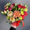 Шляпная коробка с цветами «Мини Коробочка» из гвоздик и эустом