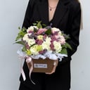 Композиция в коробочке из гвоздик и эустом