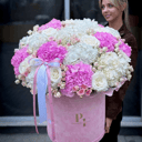 Шляпная коробка с цветами «Огромный короб Гортензий и кустовых роз»