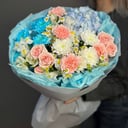 Букет «Облако нежности» из ирисов и гвоздик