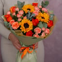 Букет с подсолнухами из роз