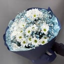 Букет их хризантем и голубой гипсофилы