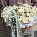 Кустовые хризантемы в корзине