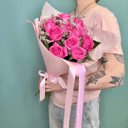 Букет из розовых роз с лимониумом