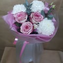 Букет «Кружева» из хризантем и эустом