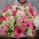 Букет «Яркое мгновение» из гербер и эустом