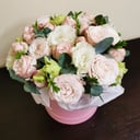 Шляпная коробка с цветами «Мираж» из роз и эустом