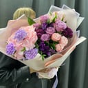 Сборный букет с гортензией из роз и альстромерий